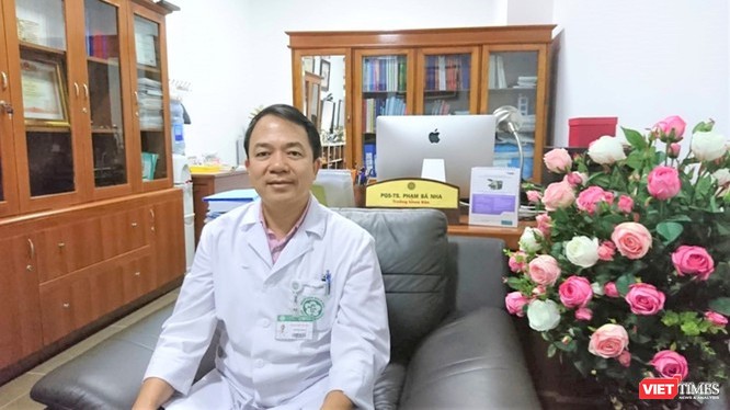 PGS.TS. Phạm Bá Nha – Trưởng khoa Phụ Sản, Bệnh viện Bạch Mai (Ảnh: Minh Thuý) 