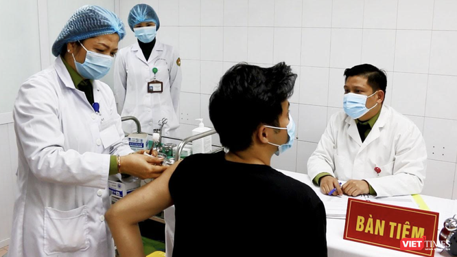 Tình nguyện viên được tiêm thử nghiệm vaccine phòng COVID-19 (Ảnh - Minh Thuý) 