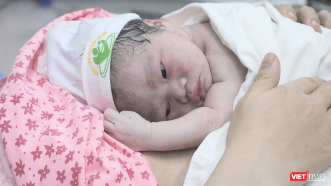 1 trong 2 bé gái đầu tiên chào đời đúng vào thời khắc giao thừa ở Bệnh viện Phụ sản Hà Nội (Ảnh - Minh Thuý) 