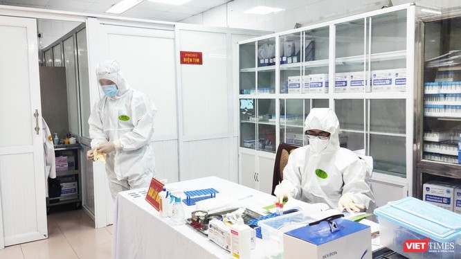 Nhân viên y tế chuẩn bị lấy mẫu cho tình nghiêm viên tiêm vaccine phòng COVID-19 (Ảnh - Minh Thuý) 