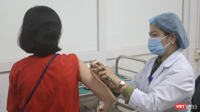 Tiêm thử nghiệm vaccine phòng COVID-19 cho tình nguyện viên (Ảnh - Minh Thuý) 