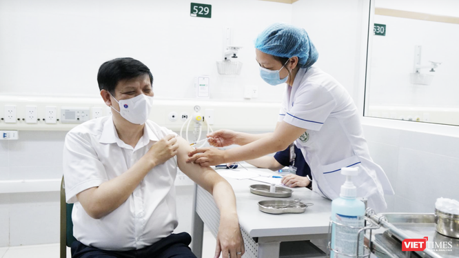 Bộ trưởng Bộ Y tế Nguyễn Thanh Long tiêm vaccine phòng COVID-19 (Ảnh - Ngọc Thành) 