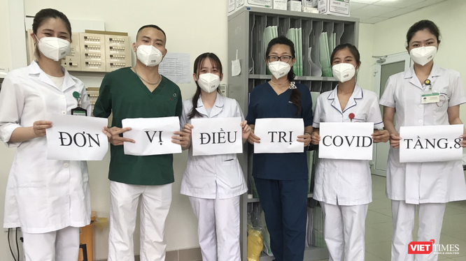 ThS. BS. Đới Ngọc Anh (áo xanh thứ 4 từ trái sang) cùng đồng nghiệp ở Đơn vị điều trị COVID-19 tầng 8 tại Bệnh viện Bệnh Nhiệt đới Trung ương cơ sở 2 (Ảnh - BS. Đới Ngọc Anh) 