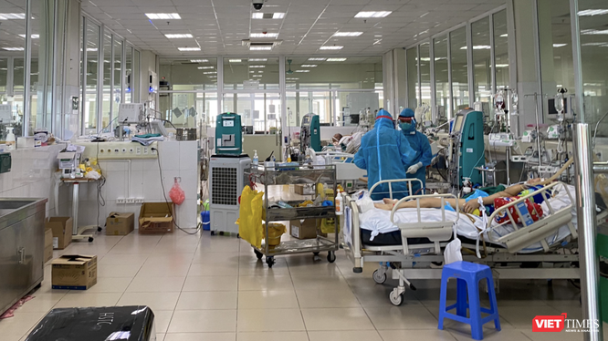 Các bác sĩ thức xuyên đêm cấp cứu cho bệnh nhân mắc COVID-19 nặng ở Bệnh viện Bệnh Nhiệt đới Trung ương (Ảnh - Đặng Thanh) 