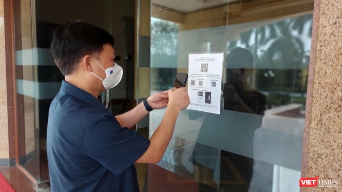TS. Trần Quý Tường kiểm tra khai báo y tế bằng mã QR Code tại Bắc Ninh (Ảnh: NVCC)