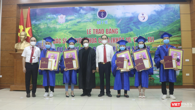 GS.TS. Tạ Thành Văn và TS. Phạm Văn Tác trao bằng tốt nghiệp cho các học viên (Ảnh - Minh Thuý) 