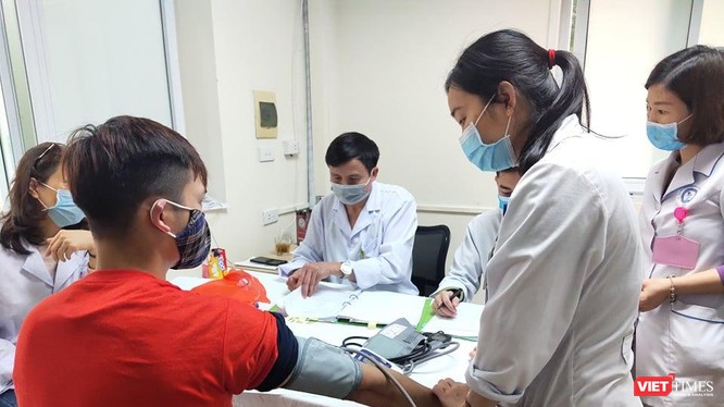 Bác sĩ khám cho tình nguyện viên tham gia thử nghiệm vaccine Nanocovax (Ảnh - Minh Thuý) 