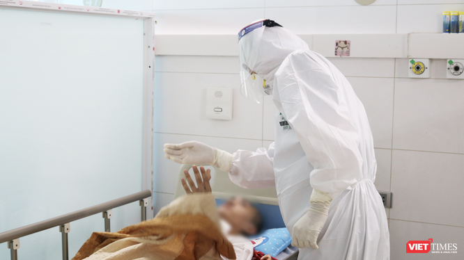 Bác sĩ chăm sóc bệnh nhân tại bệnh viện (Ảnh - Minh Thuý) 