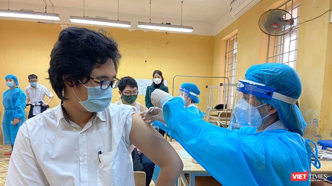 Học sinh được tiêm vaccine COVID-19 (Ảnh - Minh Thuý) 
