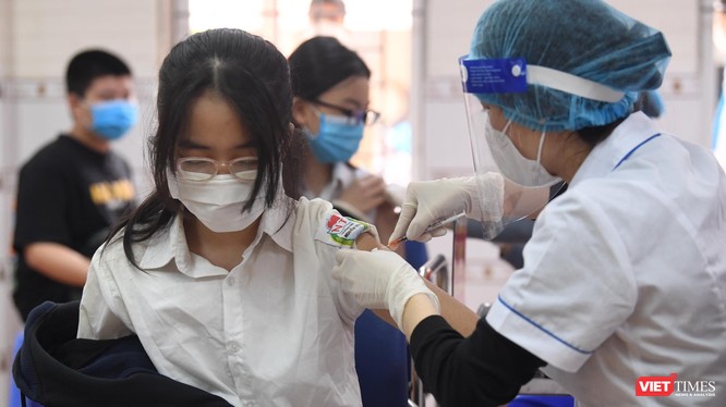 Học sinh được tiêm vaccine COVID-19 ở Trường THCS Nguyễn Trãi, quận Hà Đông (Ảnh - Minh Thuý) 