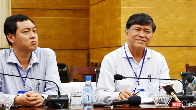 Ông Nguyễn Văn Hiếu - Phó Giám đốc Sở GD&ĐT TP.HCM (bên phải)