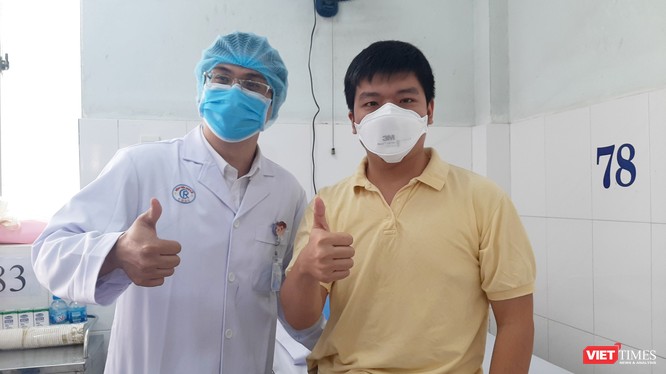 Bệnh nhân Li Zichao (28 tuổi, người Trung Quốc) bị dương tính với virus Corona mới được xuất viện. Ảnh: Nguyễn Trăm