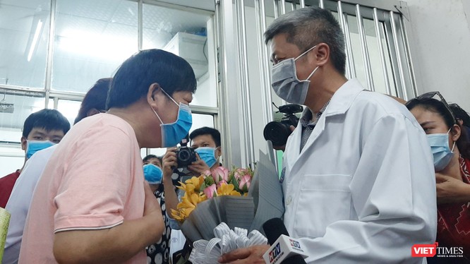 Ông Li Ding chia sẻ lòng biết ơn đến bác sĩ BV Chợ Rẫy cũng như đất nước Việt Nam. Ảnh: Nguyễn Trăm