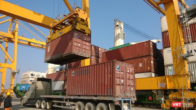 Vận tải hàng hóa qua các cảng khu vực Hải Phòng hiện chủ yếu phụ thuộc vào xe container. Ảnh: Quốc Dũng