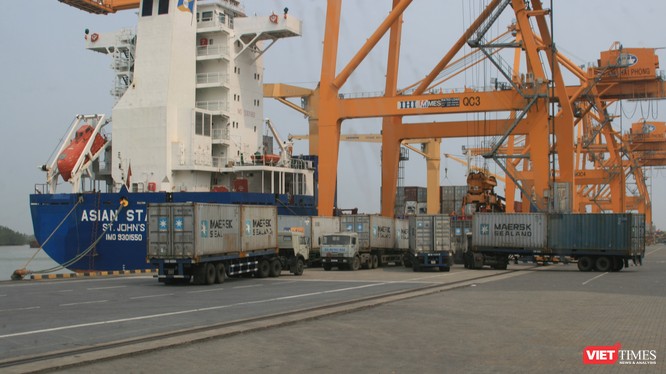 Khó ngăn rác thải về Việt Nam khi container đã được hạ xuống cửa khẩu cảng nhập.