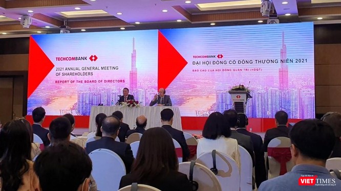 Ông Hồ Hùng Anh (bên trái) làm chủ toạ, điều hành ĐHĐCĐ thường niên năm 2021 của Techcombank