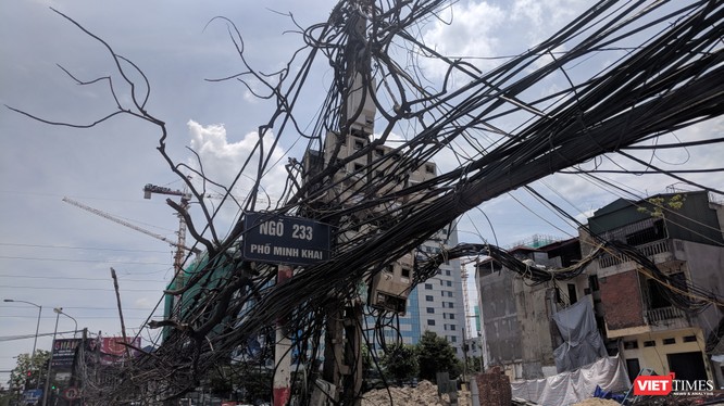 Một cây cột điện có hình thù "kỳ quái" trên đường Minh Khai.