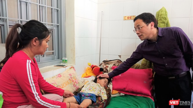 GS. Tạ Thành Văn thăm bệnh nhi ở TTYT huyện Mường Nhé 