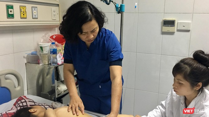 Một cháu bé bị chó cắn điều trị tại Bệnh viện Việt Đức