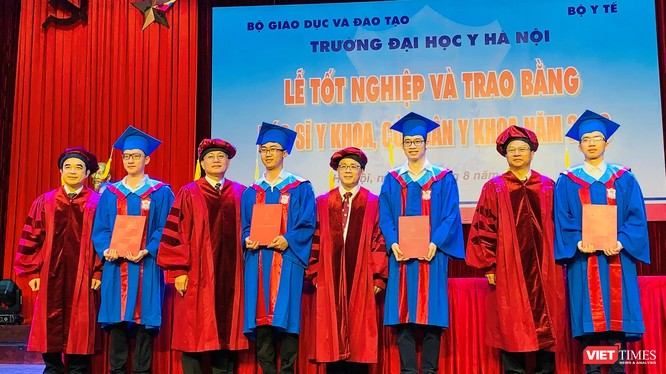 Lãnh đạo Trường Đại học Y Hà Nội trao Bằng cho các bác sĩ và cử nhân y khoa 