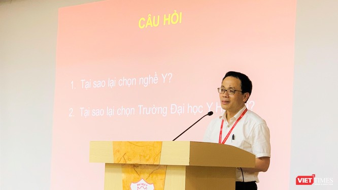 GS.TS. Tạ Thành Văn - Hiệu trưởng Trường Đại học Y Hà Nội 