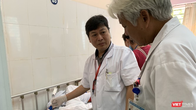 Các bác sĩ của Bệnh viện Việt Đức và Viên Sức khỏe tâm thần trao đổi về cách điều trị cho bệnh nhân vừa có hành vi đánh nhân viên y tế