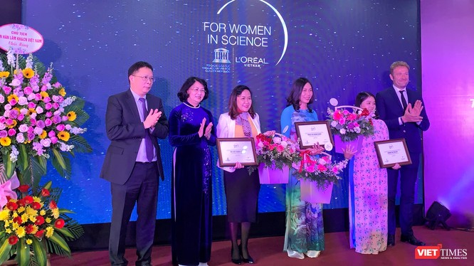 Phó Chủ tịch nước Đặng Thị Ngọc Thịnh và GS. Châu Văn Minh - Chủ tịch Viện Hàn lâm Khoa học và Công nghệ Việt Nam trao Giải thưởng L’Oreál – UNESCO "Vì sự phát triển phụ nữ trong khoa học" cho 3 nhà khoa học nữ xuất sắc năm 2019 