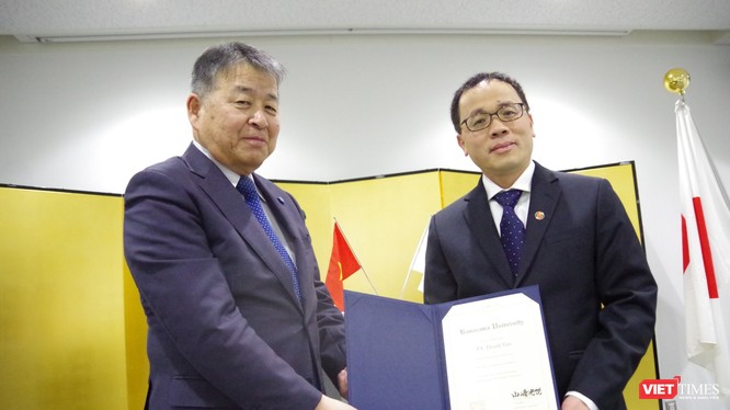 GS. Yamazaki -Hiệu trưởng Đại học Kanazawa – trao bằng Giáo sư danh dự cho GS Tạ Thành Văn - HIệu trưởng Trường Đại học Y Hà Nội