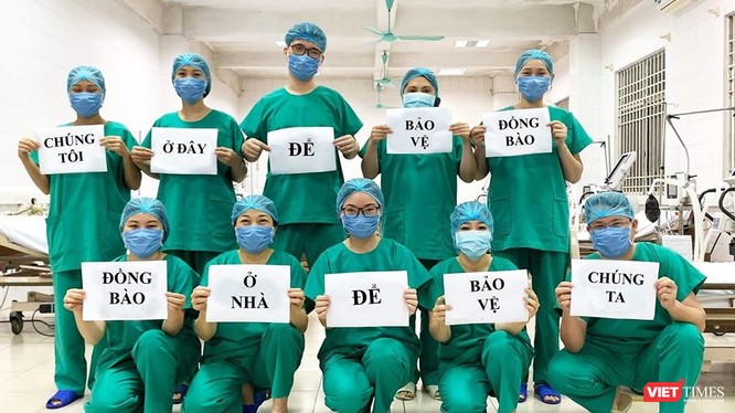 Các nhân viên y tế của Bệnh viện số 2 Quảng Ninh với thông điệp nhắn nhủ dễ thương đang là trend trên mạng xã hội (ảnh: BVCC)