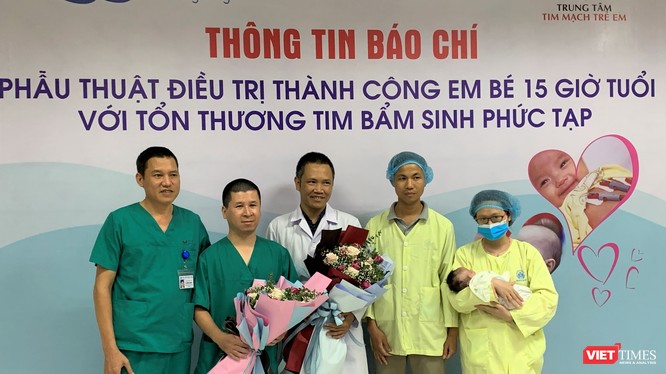 Gia đình cháu bé được cứu sống tặng hoa tri ân các bác sĩ Trung tâm tim mạch trẻ em của BV Nhi Trung ương