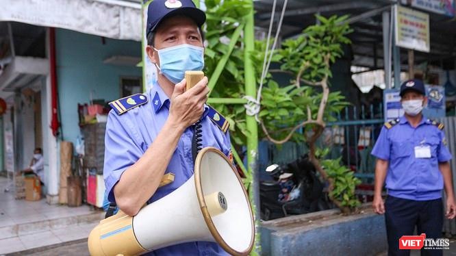 Lực lượng bảo vệ tuyên truyền phòng, chống dịch COVID-19 đối với người dân đi chợ ở Đà Nẵng (ảnh: Hồ Xuân Mai)