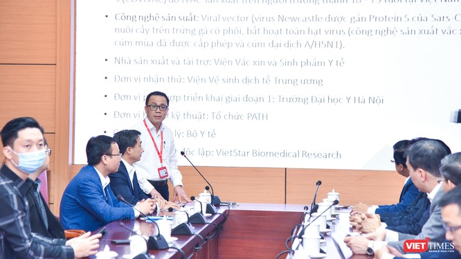 Thay mặt nhóm nghiên cứu, GS.TS.NGND. Tạ Thành Văn –Chủ tịch Hội đồng Trường Đại học Y Hà Nội - báo cáo công tác nghiên cứu và chuẩn bị chương trình tiêm thử nghiệm vaccine COVIVAC 