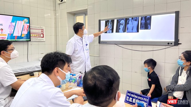 PGS.TS. Đinh Ngọc Sơn - Trưởng Khoa Khoa Phẫu thuật cột sống BV Việt Đức - hội chẩn cùng các bác sĩ về các ca bệnh nặng