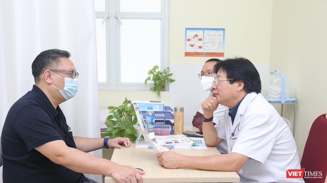 GS.TS. Trần Bình Giang - Giám đốc Bệnh viện Việt Đức, một chuyên gia về phẫu thuật điều trị béo phì - tư ván cho bệnh nhân