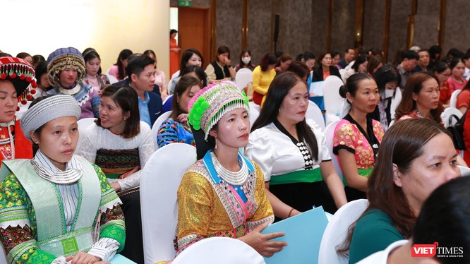 Các cô đỡ thôn bản về dự hội nghị