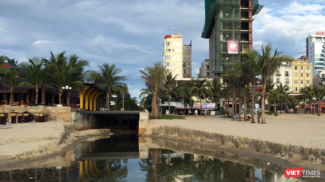 UBND TP Đà Nẵng vừa yêu cầu đưa công trình cải tạo cửa xả ra biển Mỹ An vào hoạt động nhằm hạn chế nước thải và mùi hôi trong cống thoát ra ngoài, gây ảnh hưởng xấu đến mỹ quan đô thị và bãi biển du lịch