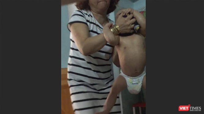Theo Sở GD-ĐT TP Đà Nẵng, người có hành vi bạo hành trẻ trong đoạn clip là bà Đinh Thị Hồng, chủ cơ sở Nhóm trẻ Mẹ Mười