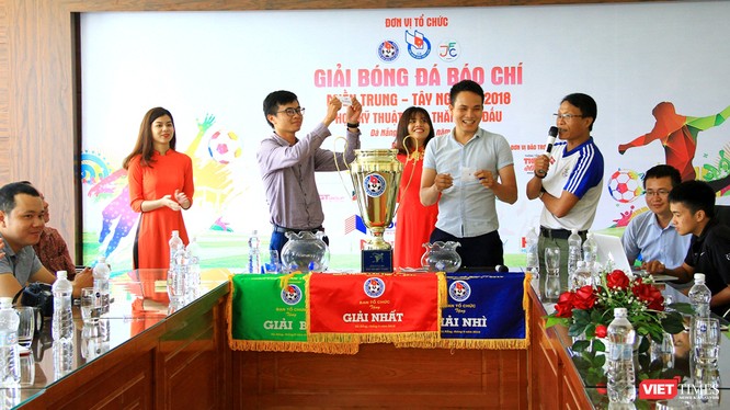 Ban tổ chức Giải bóng đá Báo chí miền Trung lần V-2018 đã tổ chức bốc thăm, xếp bảng đấu cho 8 đội.