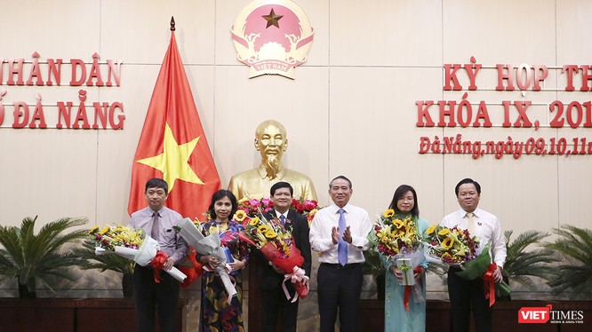 Bí thư Thành ủy Đà Nẵng Trương Quang Nghĩa chúc mừng các cá nhân được đại biểu HĐND bầu vào các vị trú chủ chốt của HĐND và TP