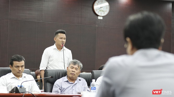 Anh Chế Viết Đông, Hướng dẫn viên tiếng Trung đặt vấn đề với ông Ngô Quang Vinh-Giám đốc Sở Du lịch Đà Nẵng (ngồi đối diện) về những khuất tất của Tour 0 đồng 