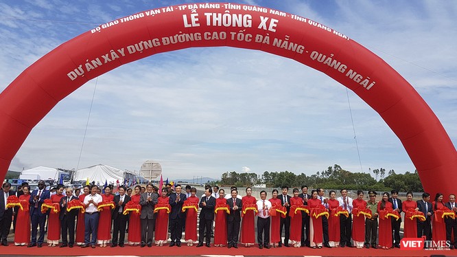 Sáng ngày 2/9, Bộ Giao thông vận tải cùng đại diện lãnh đạo bộ ngành Trung ương và các địa phương đã chính thức thông tuyến cao tốc Đà Nẵng-Quảng Ngãi.