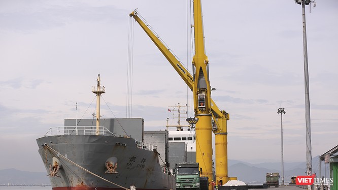 Trước nhưng áp lực giao thông và vận tải hàng hóa trên địa bàn, UBND TP Đà Nẵng vừa có văn bản gửi Bộ KH-ĐT hối thúc đẩy nhanh triển khai xây dựng Cảng biển Liên Chiểu thay thế cảng Tiên Sa đang quá tải.