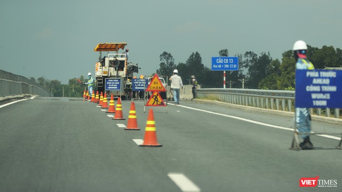 Chiều 29/10, Tổng công ty Đầu tư phát triển đường cao tốc Việt Nam (VEC) đã tiến hành xử lý kỷ luật các cá nhân, tập thể liên quan tới hư hỏng, chậm khắc phục trên tuyến cao tốc Đà Nẵng-Quảng Ngãi.