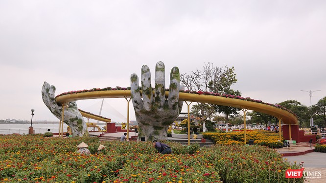 Đường hoa Xuân Kỷ Hợi 2019 tại phía tây Cầu Rồng (TP Đà Nẵng) có điểm nhấn là mô hình cây Cầu Vàng trên đỉnh Bà Nà