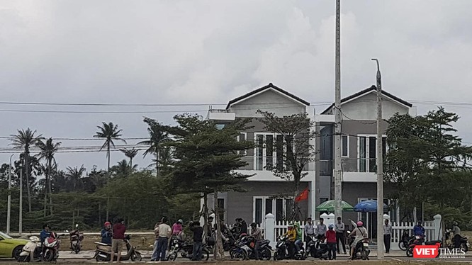 Sáng 15/3, hàng trăm người mua kéo đến trụ sở của Công ty CP Bách Đạt An ở thị xã Điện Bàn (Quảng Nam) để đòi sổ đỏ, sau khi “vây ráp” trụ sở Công ty CP Đầu tư Hoàng Nhất Nam vào đêm hôm trước.