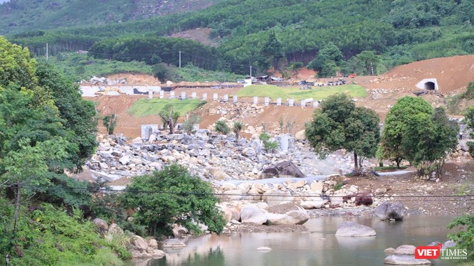 Đoạn sông Luông Đông đi qua khu vực dự án đã bị chặn lấp một phần, nhiều hạng mục thi công dở dang mà không xuất trình được các giấy tờ hợp lệ