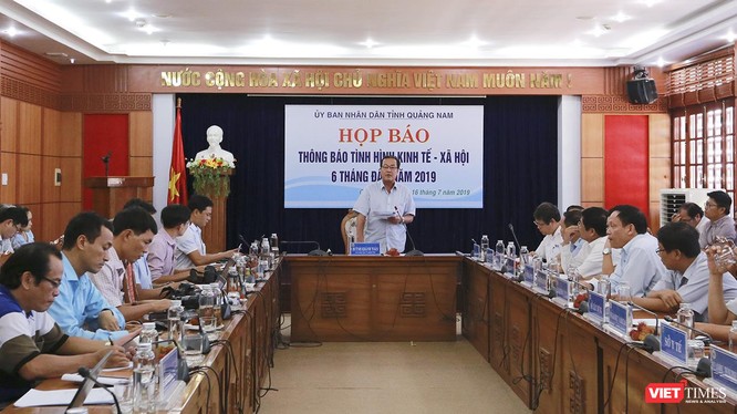 Ông Huỳnh Khánh Toàn-Phó Chủ tịch thường trực UBND tỉnh Quảng Nam trả lời câu hỏi báo giới tại buổi Họp báo
