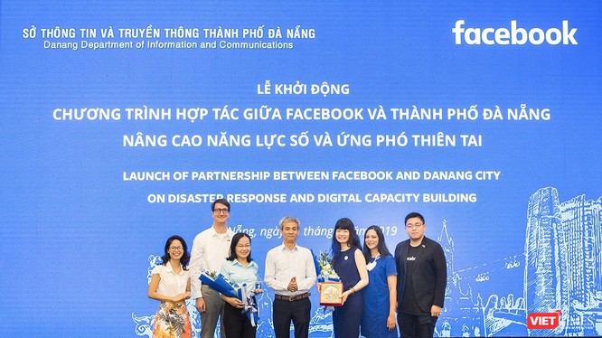 Đại diện Sở TT-TT Đà Nẵng và Facebook Việt Nam tại Lễ khởi động Chương trình hợp tác về Nâng cao năng lực số và Ứng phó thiên tai diễn ra sáng 31/7.