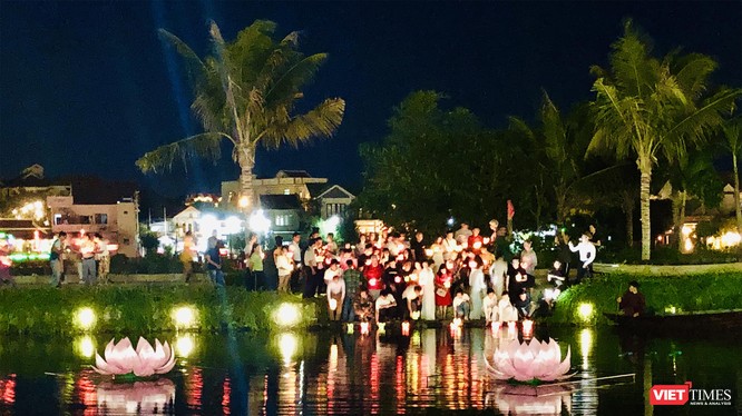 Tối 14/8, tại Hội An, 7 đài sen lớn mừng mùa Vu Lan 2019 đã được thắp sáng trên sông.