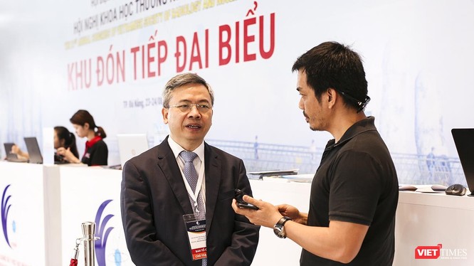 GS.TS Phạm Minh Thông Chủ tịch Hội Điện quang và Y học hạt nhân Việt Nam (bìa trái) trả lời phỏng vấn VietTimes
